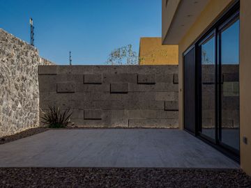 Casa ATHENA: No solo es moderna, es un refugio donde cada rincón invita a disfrutar, a crear recuerdos, a vivir plenamente.