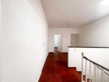 CASA EN VENTA DIVIDIDA EN 2 DEPARTAMENTOS INDEPENDIENTES, MANANTIALES . RECIÉN RENOVADA
