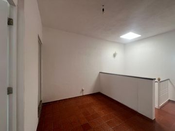 CASA EN VENTA DIVIDIDA EN 2 DEPARTAMENTOS INDEPENDIENTES, MANANTIALES . RECIÉN RENOVADA