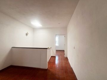 CASA EN VENTA DIVIDIDA EN 2 DEPARTAMENTOS INDEPENDIENTES, MANANTIALES . RECIÉN RENOVADA
