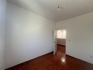 CASA EN VENTA DIVIDIDA EN 2 DEPARTAMENTOS INDEPENDIENTES, MANANTIALES . RECIÉN RENOVADA