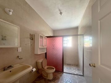 CASA EN VENTA DIVIDIDA EN 2 DEPARTAMENTOS INDEPENDIENTES, MANANTIALES . RECIÉN RENOVADA