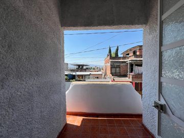 CASA EN VENTA DIVIDIDA EN 2 DEPARTAMENTOS INDEPENDIENTES, MANANTIALES . RECIÉN RENOVADA