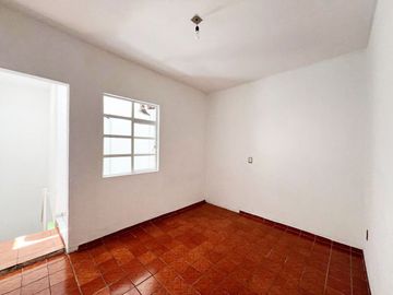 CASA EN VENTA DIVIDIDA EN 2 DEPARTAMENTOS INDEPENDIENTES, MANANTIALES . RECIÉN RENOVADA