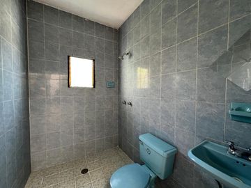 CASA EN VENTA DIVIDIDA EN 2 DEPARTAMENTOS INDEPENDIENTES, MANANTIALES . RECIÉN RENOVADA