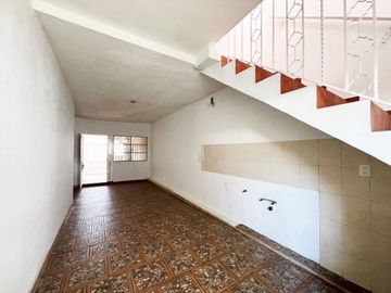 CASA EN VENTA DIVIDIDA EN 2 DEPARTAMENTOS INDEPENDIENTES, MANANTIALES . RECIÉN RENOVADA