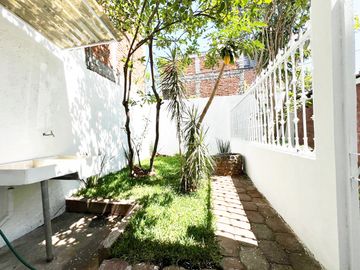 CASA EN VENTA DIVIDIDA EN 2 DEPARTAMENTOS INDEPENDIENTES, MANANTIALES . RECIÉN RENOVADA