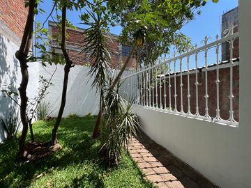 CASA EN VENTA DIVIDIDA EN 2 DEPARTAMENTOS INDEPENDIENTES, MANANTIALES . RECIÉN RENOVADA