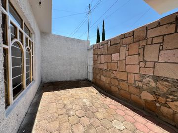 CASA EN VENTA DIVIDIDA EN 2 DEPARTAMENTOS INDEPENDIENTES, MANANTIALES . RECIÉN RENOVADA