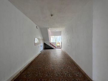CASA EN VENTA DIVIDIDA EN 2 DEPARTAMENTOS INDEPENDIENTES, MANANTIALES . RECIÉN RENOVADA