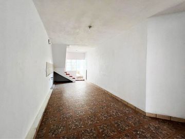 CASA EN VENTA DIVIDIDA EN 2 DEPARTAMENTOS INDEPENDIENTES, MANANTIALES . RECIÉN RENOVADA