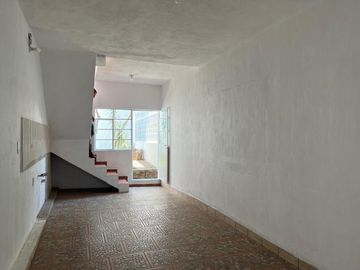 CASA EN VENTA DIVIDIDA EN 2 DEPARTAMENTOS INDEPENDIENTES, MANANTIALES . RECIÉN RENOVADA