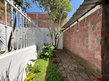 CASA EN VENTA DIVIDIDA EN 2 DEPARTAMENTOS INDEPENDIENTES, MANANTIALES . RECIÉN RENOVADA