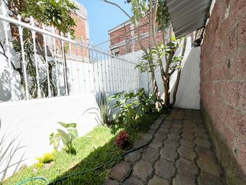 CASA EN VENTA DIVIDIDA EN 2 DEPARTAMENTOS INDEPENDIENTES, MANANTIALES . RECIÉN RENOVADA