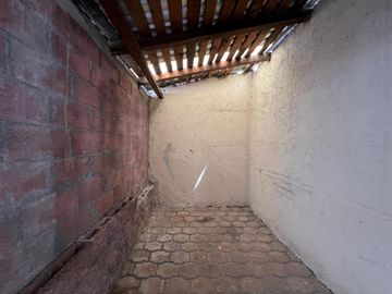 CASA EN VENTA DIVIDIDA EN 2 DEPARTAMENTOS INDEPENDIENTES, MANANTIALES . RECIÉN RENOVADA