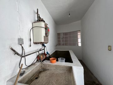 CASA EN VENTA DIVIDIDA EN 2 DEPARTAMENTOS INDEPENDIENTES, MANANTIALES . RECIÉN RENOVADA
