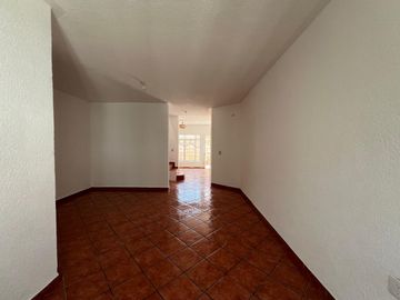 CASA EN VENTA DIVIDIDA EN 2 DEPARTAMENTOS INDEPENDIENTES, MANANTIALES . RECIÉN RENOVADA