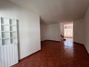 CASA EN VENTA DIVIDIDA EN 2 DEPARTAMENTOS INDEPENDIENTES, MANANTIALES . RECIÉN RENOVADA