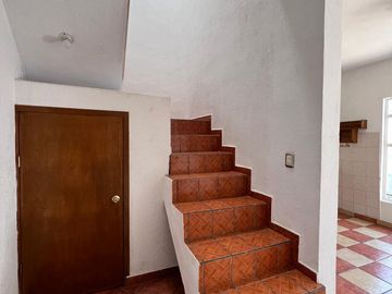 CASA EN VENTA DIVIDIDA EN 2 DEPARTAMENTOS INDEPENDIENTES, MANANTIALES . RECIÉN RENOVADA