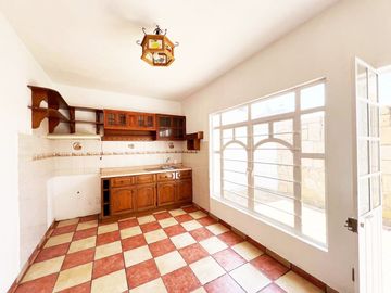 CASA EN VENTA DIVIDIDA EN 2 DEPARTAMENTOS INDEPENDIENTES, MANANTIALES . RECIÉN RENOVADA