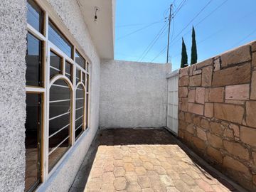 CASA EN VENTA DIVIDIDA EN 2 DEPARTAMENTOS INDEPENDIENTES, MANANTIALES . RECIÉN RENOVADA