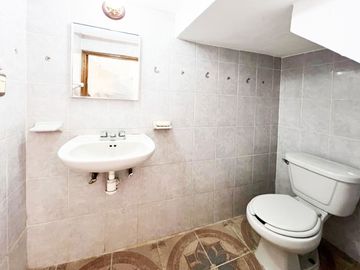CASA EN VENTA DIVIDIDA EN 2 DEPARTAMENTOS INDEPENDIENTES, MANANTIALES . RECIÉN RENOVADA