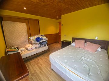 Hermosa Parcela con Casa, con 2 Piscinas y Quinchos Independientes en Padre Hurtado