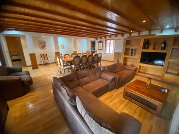 Hermosa Parcela con Casa, con 2 Piscinas y Quinchos Independientes en Padre Hurtado