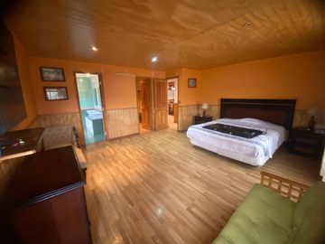 Hermosa Parcela con Casa, con 2 Piscinas y Quinchos Independientes en Padre Hurtado