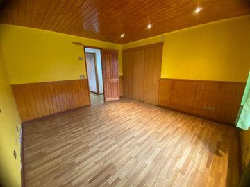 Hermosa Parcela con Casa, con 2 Piscinas y Quinchos Independientes en Padre Hurtado