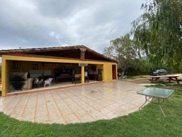 Hermosa Parcela con Casa, con 2 Piscinas y Quinchos Independientes en Padre Hurtado