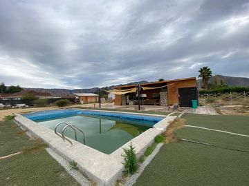 Hermosa Parcela con Casa, con 2 Piscinas y Quinchos Independientes en Padre Hurtado