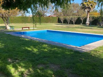 Hermosa Parcela con Casa, con 2 Piscinas y Quinchos Independientes en Padre Hurtado