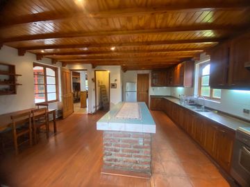 Hermosa Parcela con Casa, con 2 Piscinas y Quinchos Independientes en Padre Hurtado