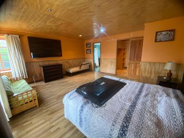 Hermosa Parcela con Casa, con 2 Piscinas y Quinchos Independientes en Padre Hurtado