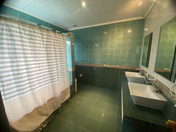 Hermosa Parcela con Casa, con 2 Piscinas y Quinchos Independientes en Padre Hurtado