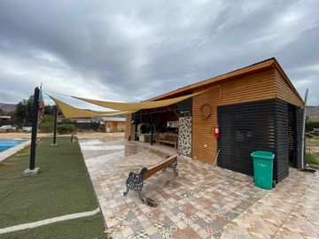 Hermosa Parcela con Casa, con 2 Piscinas y Quinchos Independientes en Padre Hurtado