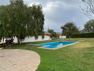 Hermosa Parcela con Casa, con 2 Piscinas y Quinchos Independientes en Padre Hurtado