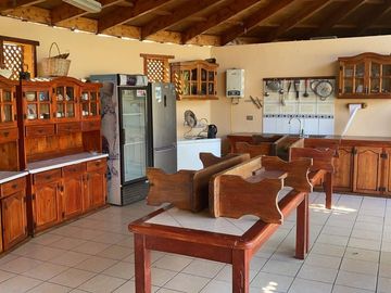 Hermosa Parcela con Casa, con 2 Piscinas y Quinchos Independientes en Padre Hurtado
