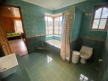 Hermosa Parcela con Casa, con 2 Piscinas y Quinchos Independientes en Padre Hurtado
