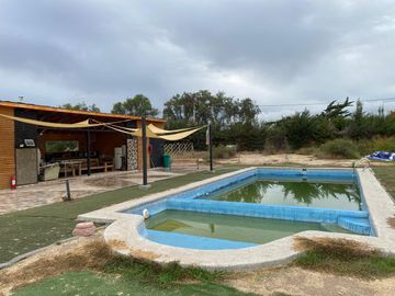 Hermosa Parcela con Casa, con 2 Piscinas y Quinchos Independientes en Padre Hurtado
