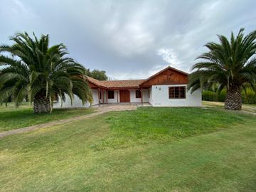 Hermosa Parcela con Casa, con 2 Piscinas y Quinchos Independientes en Padre Hurtado
