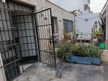 Oferta ! Vendo casa como terreno cerca del malecón y avenida Brasil !