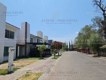 Venta de Casa en Fraccionamiento, Cto. Viñedos 689 Club de Golf, San Juan del Río, Querétaro. MET094