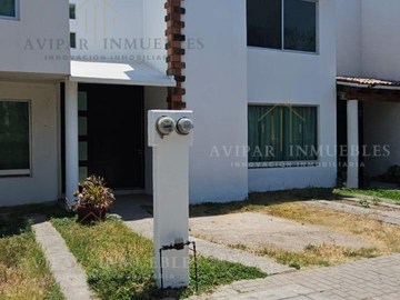 Venta de Casa en Fraccionamiento, Cto. Viñedos 689 Club de Golf, San Juan del Río, Querétaro. MET094