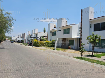 Venta de Casa en Fraccionamiento, Cto. Viñedos 689 Club de Golf, San Juan del Río, Querétaro. MET094
