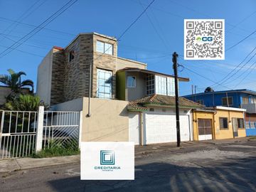 Casa de tres niveles con alberca en Venta,en la Col. Miguel Aleman, cerca del centro histórico en el Puerto de Veracruz, Ver.