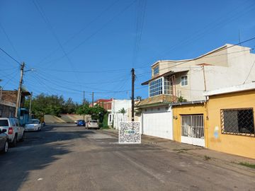 Casa de tres niveles con alberca en Venta,en la Col. Miguel Aleman, cerca del centro histórico en el Puerto de Veracruz, Ver.