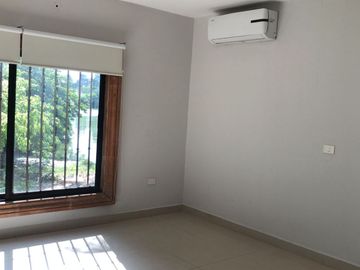 Casa amplia con colindancia laguna de las ilusiones Privada Golondrinas