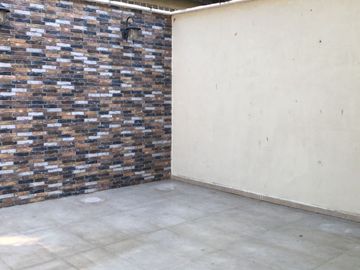 Casa amplia con colindancia laguna de las ilusiones Privada Golondrinas